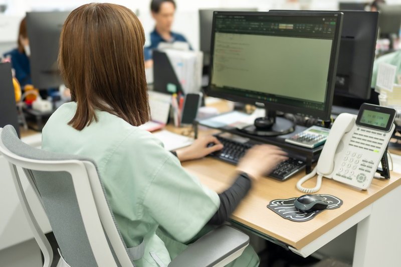 事務所で仕事をする社員